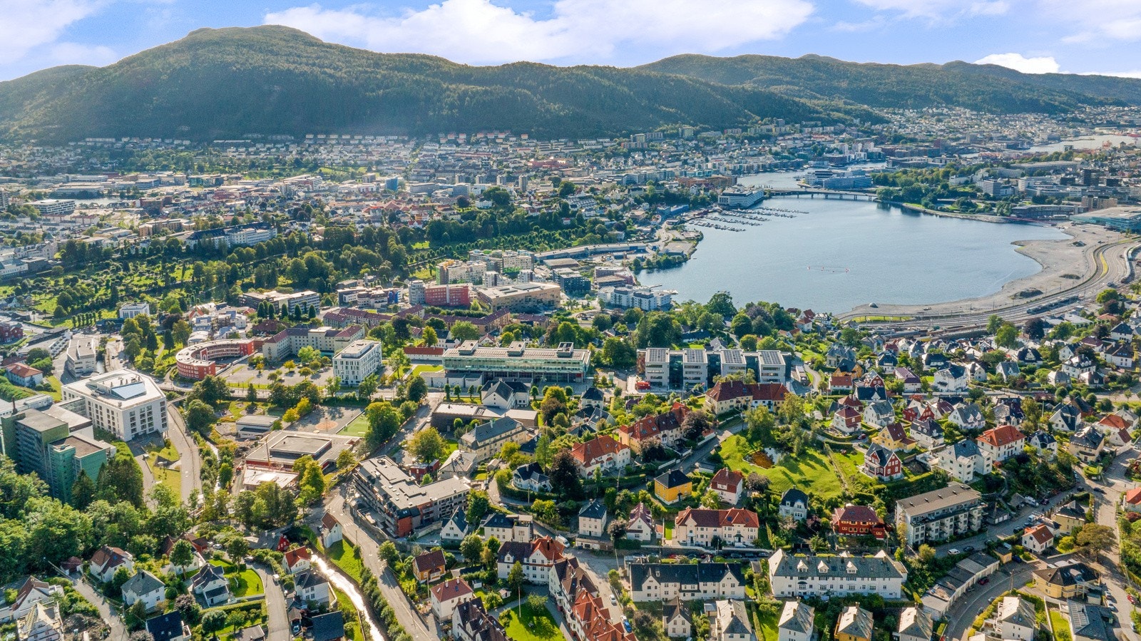 Det er busstopp i Årstadveien og få minutter til bybanestopp "Haukeland sykehus" få minutter fra eiendommen. Det vil også være kort vei til den nye bystranden som snart skal være ferdig ved Store Lungegårdsvann. Galleribilde