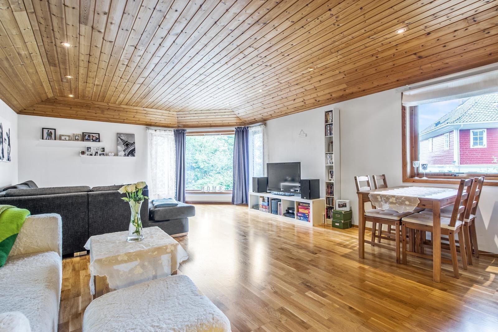 Stue i hovedetasjen i anneks. Galleribilde