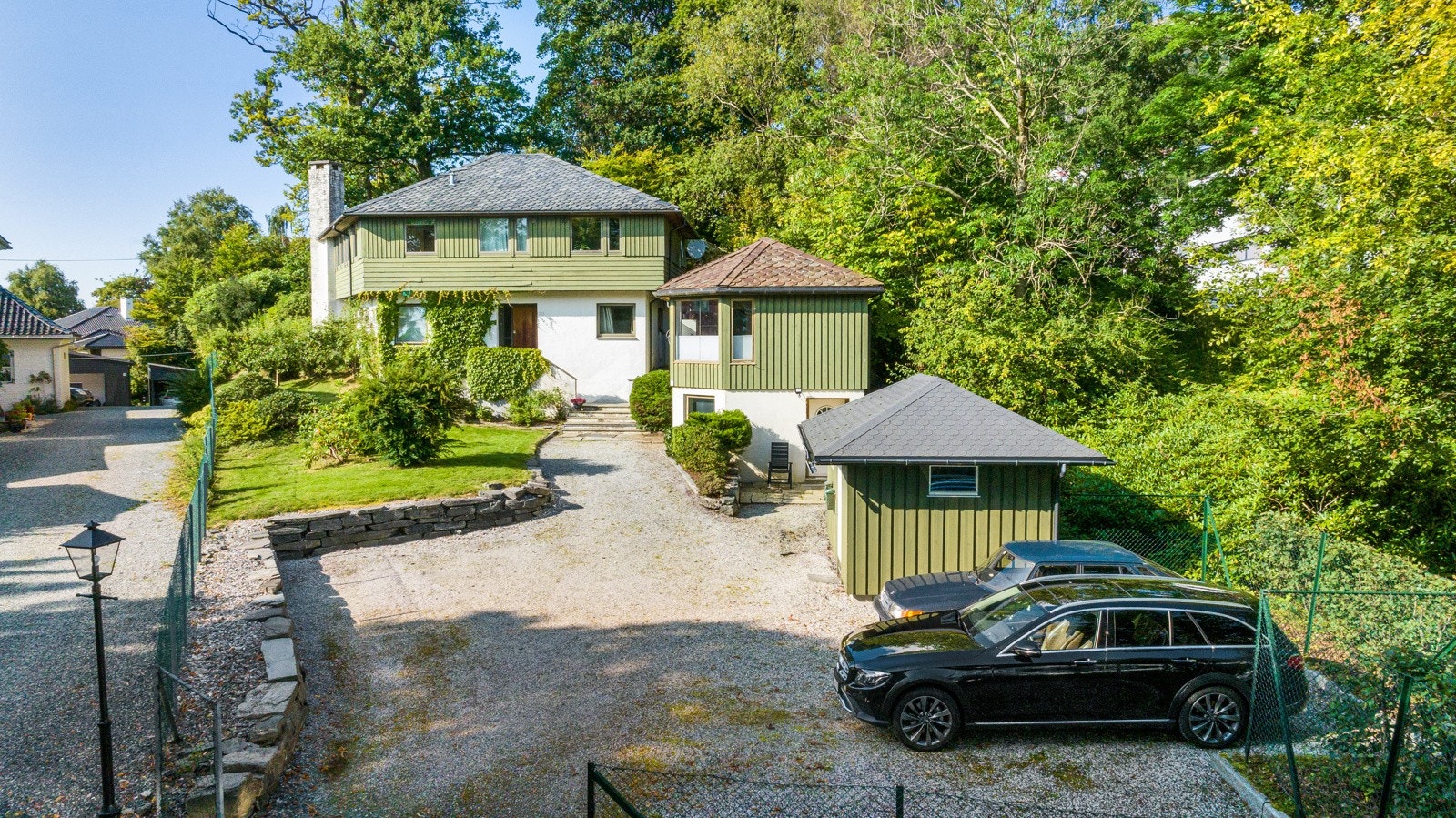 Det er lett tilkomst og plass til mange biler på tunet. Her skal det være plass til å bygge garasje. Galleribilde