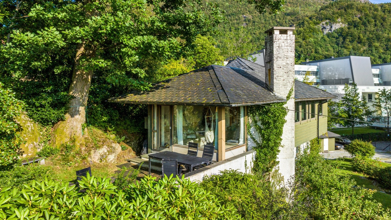 Huset har en sentral og skjermet beliggenhet. Det er gåavstand til sentrum. Galleribilde