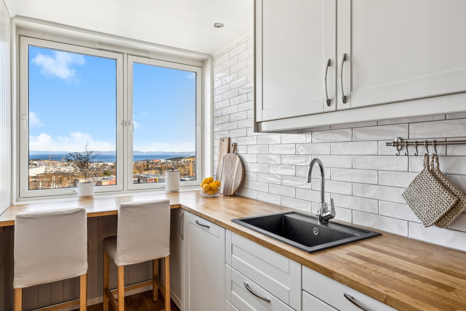 Kjøkkenet har praktisk barløsning hvor man kan nyte utsikten. Galleribilde