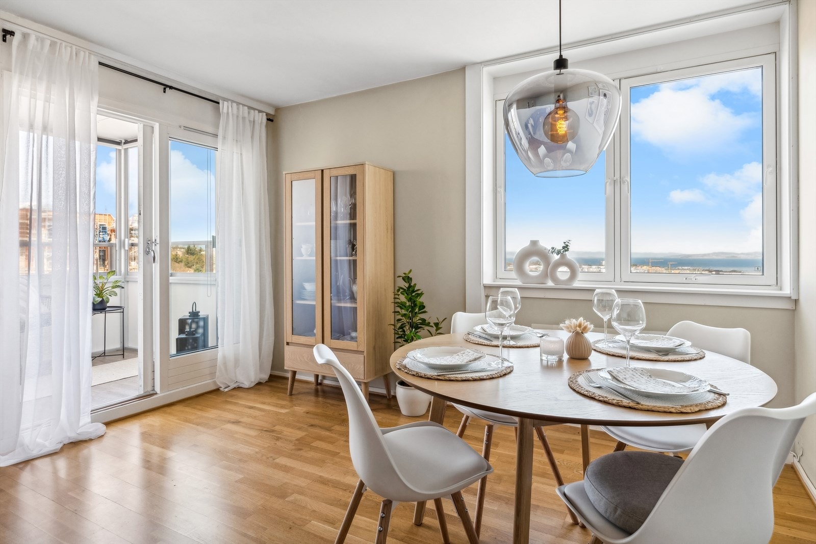 Velkommen til Olav Magnussons veg 5 - en pen og romslig 2-roms i 8. etasje! Galleribilde