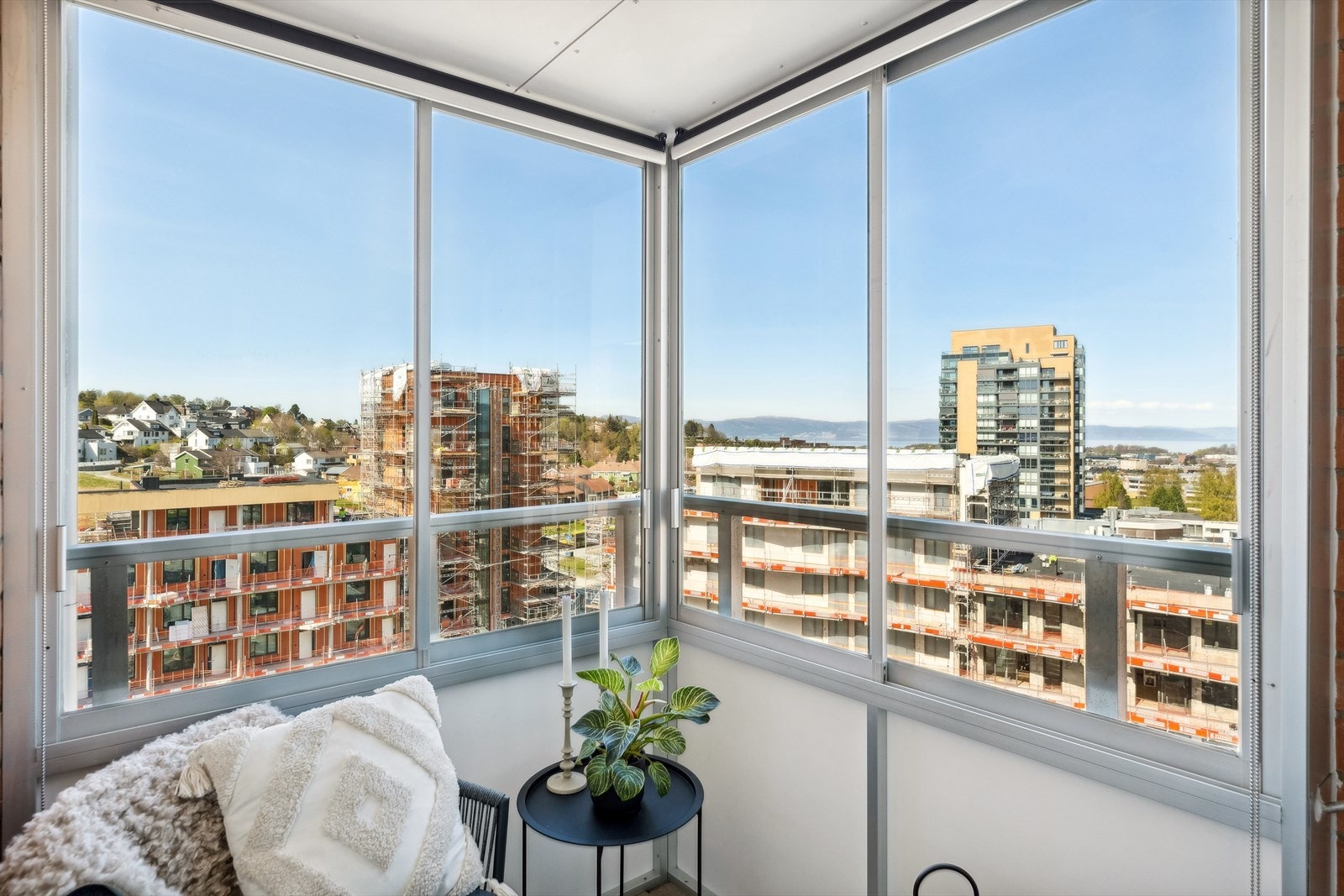 Den innglassede balkongen er en fin forlengelse av stua og kan benyttes i en lengre periode av året. Galleribilde