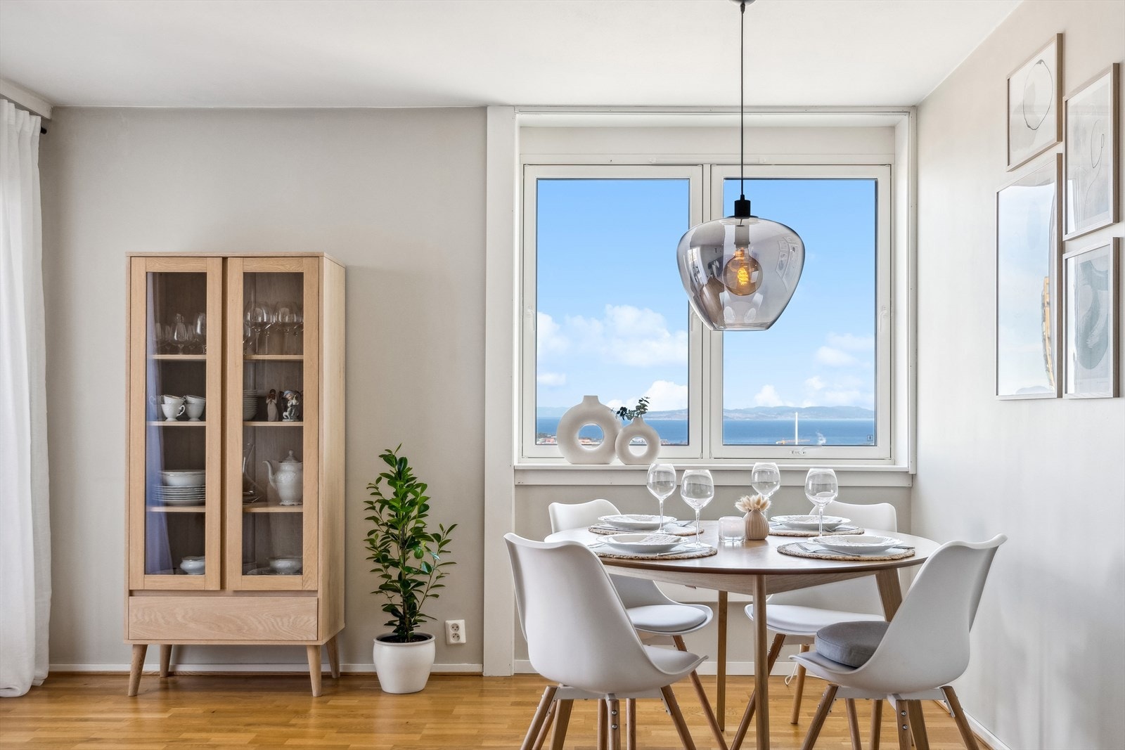 Fra spisebordet kan man nyte utsikten mot Trondheimsfjorden. Galleribilde