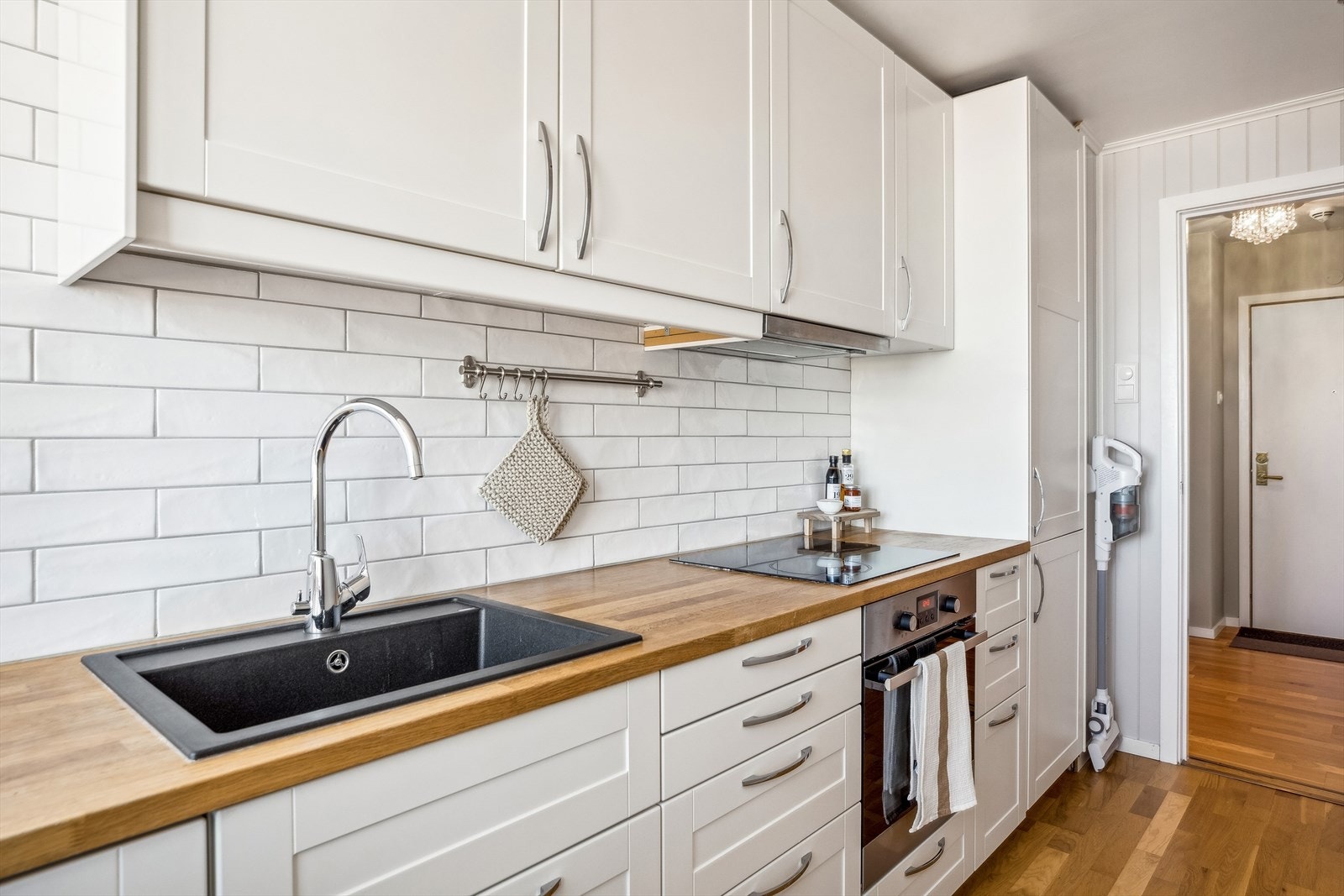 Innredet med integrerte hvitevarer som medfølger i handelen. Galleribilde