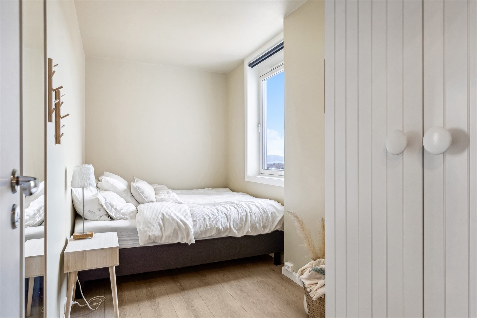 Romslig soverom på 8,6m² med god plass til dobbeltseng og garderobe. Galleribilde