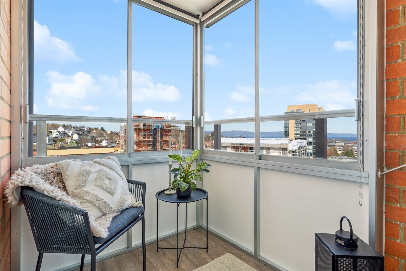 Leiligheten har innglasset balkong og nyter flott utsikt og kveldssol fra 8. etasje. Galleribilde