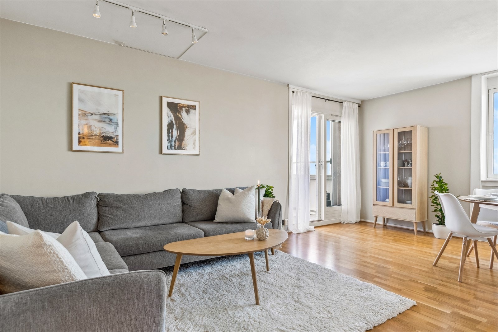 Stuen byr på god plass til både sofa, bord og spisegruppe. Galleribilde