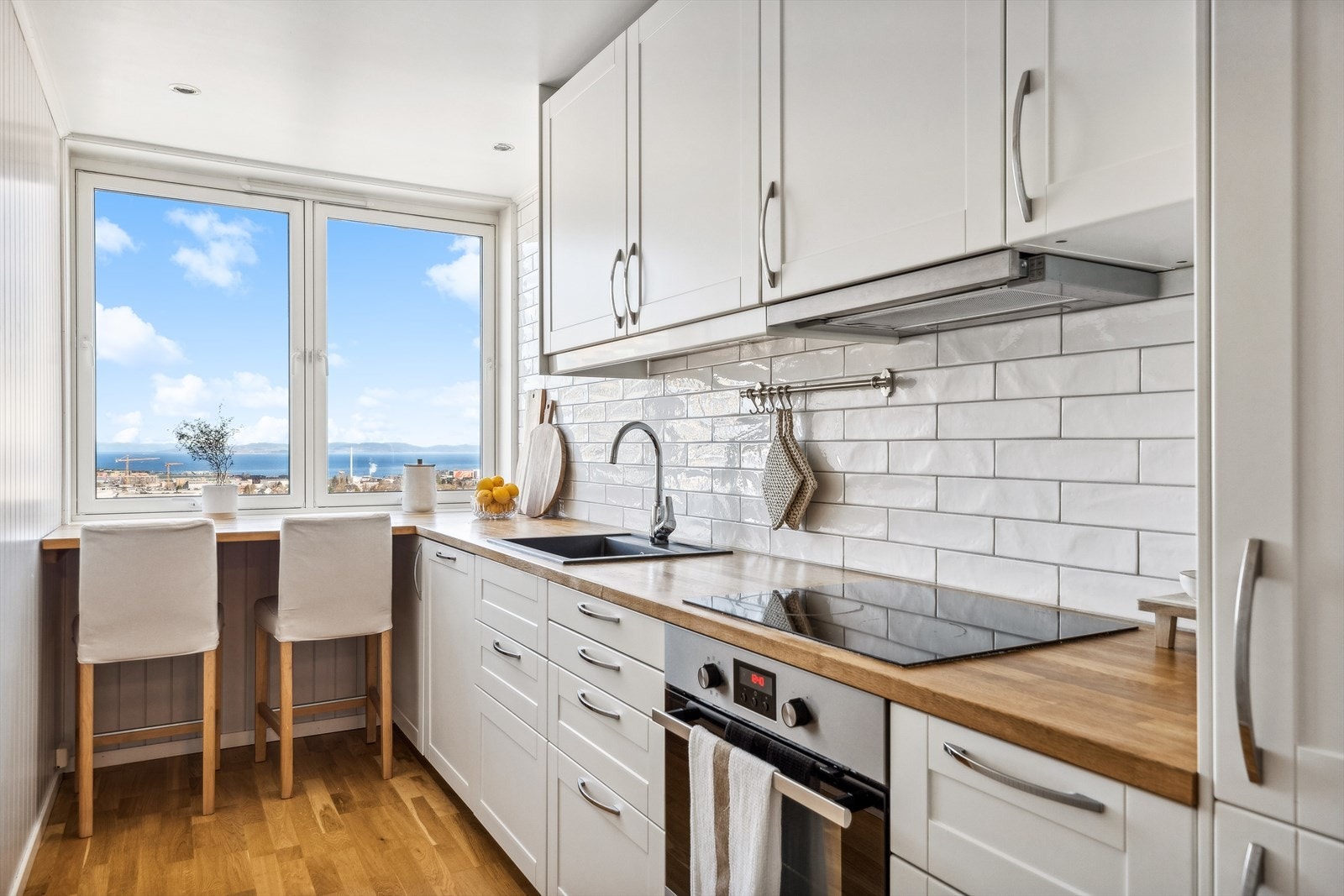 Pent kjøkken fra 2013 med god skap- og benkeplass. Galleribilde