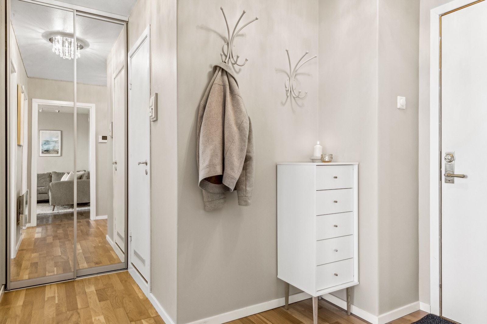 I entréen har man plass til oppheng for yttertøy og tilgang til alle rom i leiligheten. Galleribilde