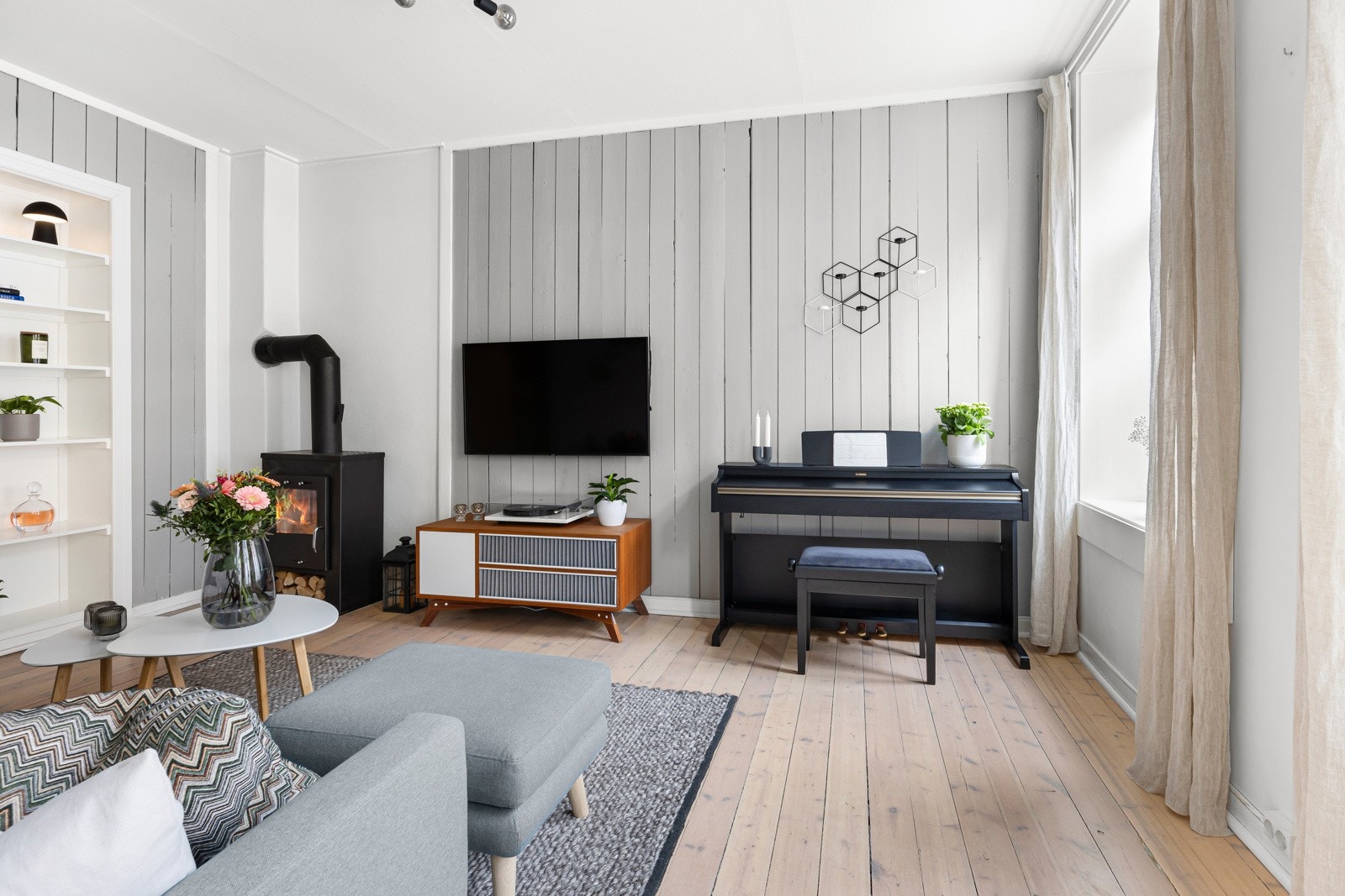 - God takhøyde og store vindusflater slipper inn rikelig med naturlig lys. - Galleribilde