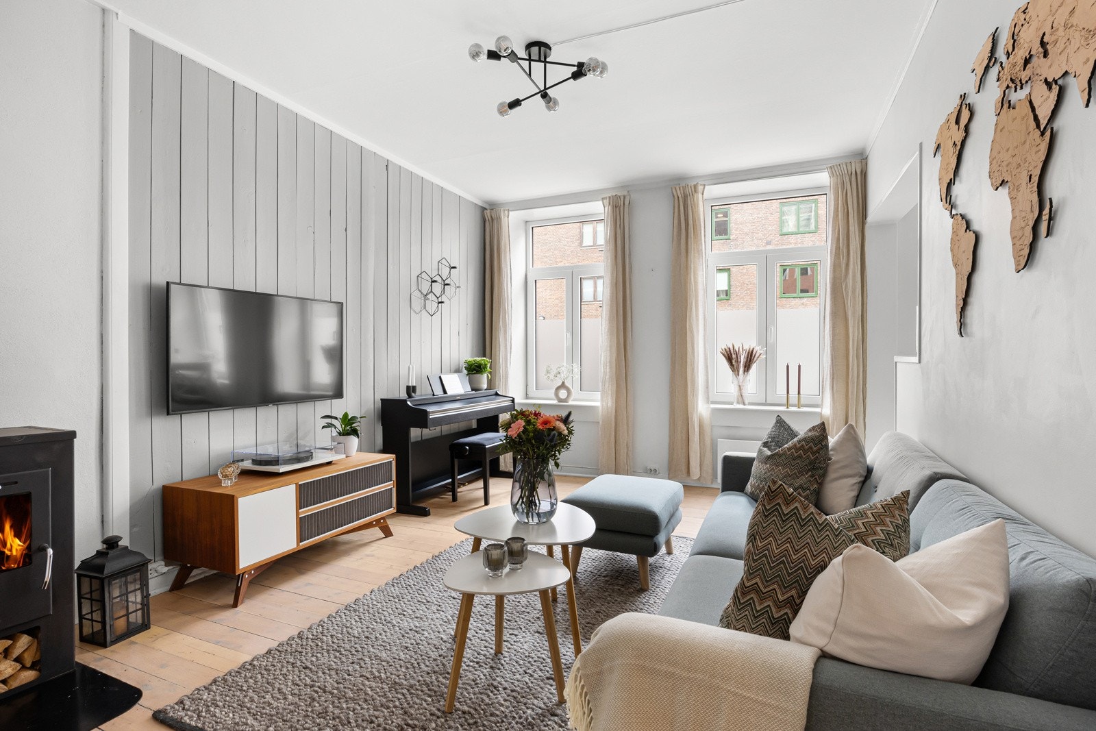 - Romslig stue med panel, tregulv og peisovn. - Galleribilde