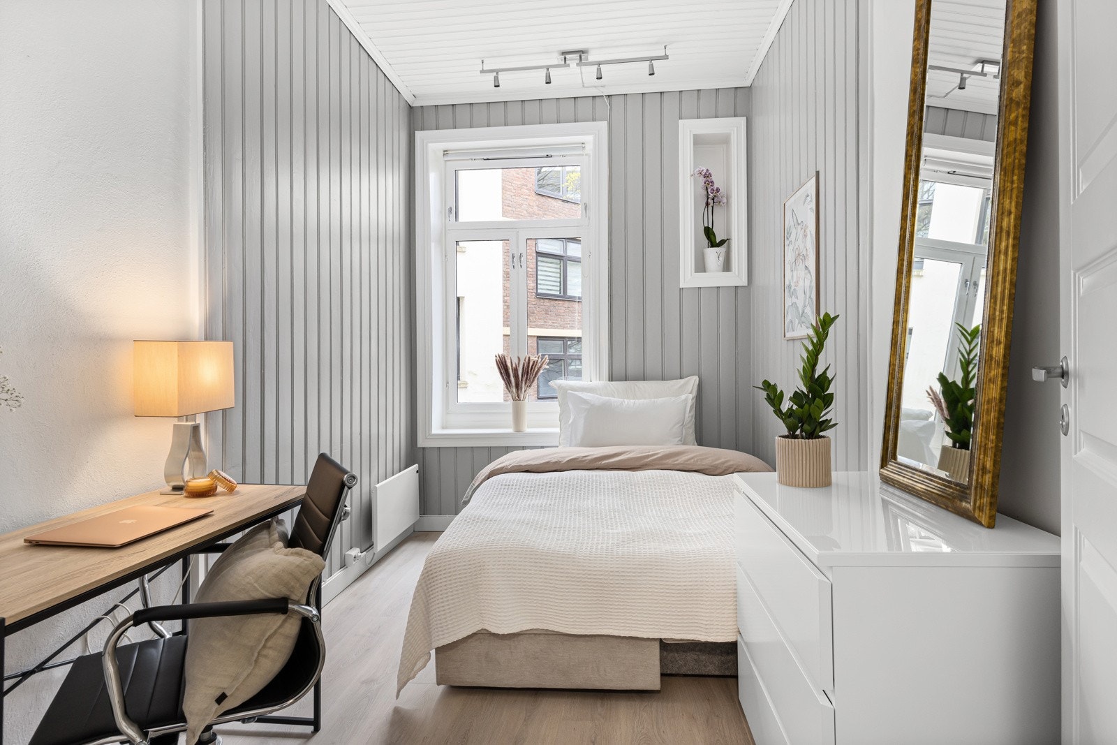 - Soverom II med plass til seng, nattbord, kommode, skrivepult eller lignende. Rommet kan også brukes som ekstrarom, arbeidsrom, gjesteværelse eller hva du måtte ønske. - Galleribilde