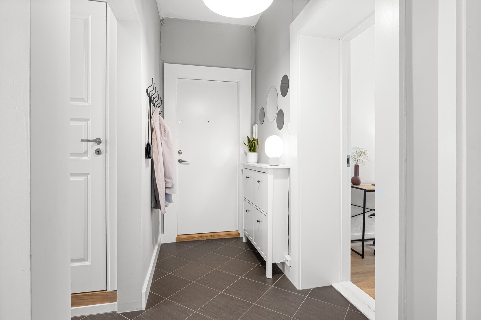 - Gang/entré med plass til å henge fra seg yttertøy og sette fra seg skoene. - Galleribilde