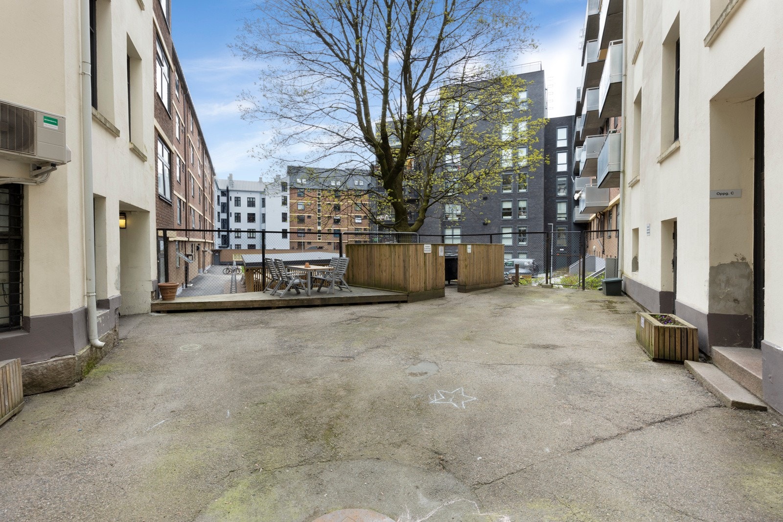 - Adkomst via lukket portrom til bakgård og felles trappeoppgang. - Galleribilde