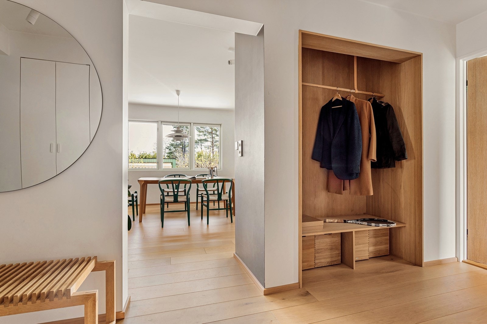 Rikelig med oppbevaringsplass og flere plassbygde skap. Galleribilde