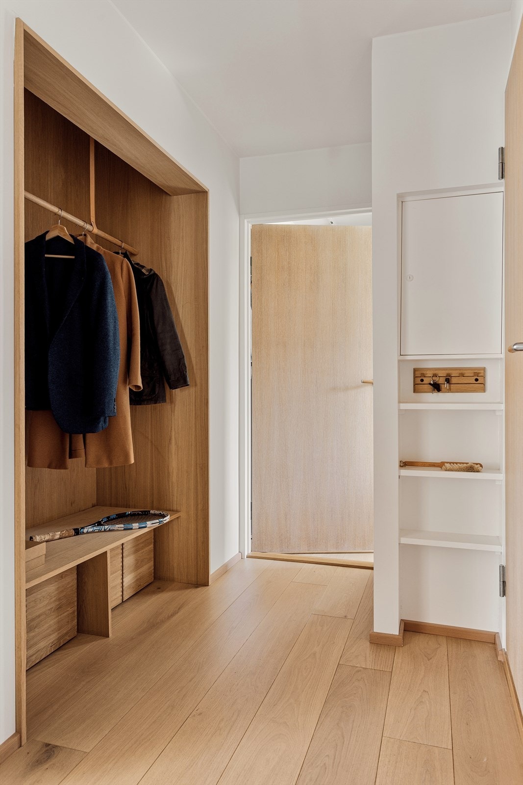 Legg merke til alle karmer og dører i heltre eik. Galleribilde