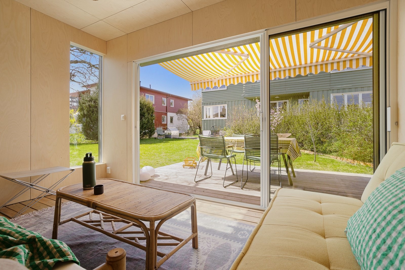 Eier opplyser at fra hagestuen får du en fin kveldssol. Galleribilde