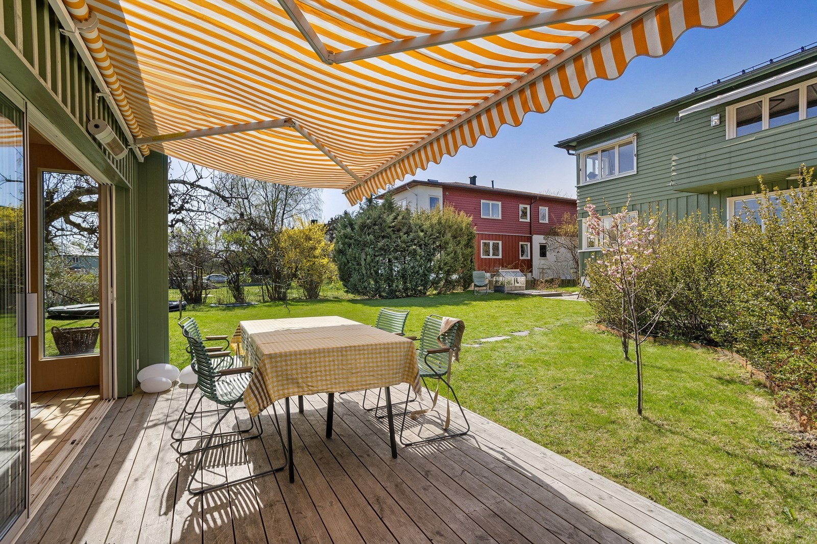 Hagen er seksjonert og tilhører boenheten. Galleribilde