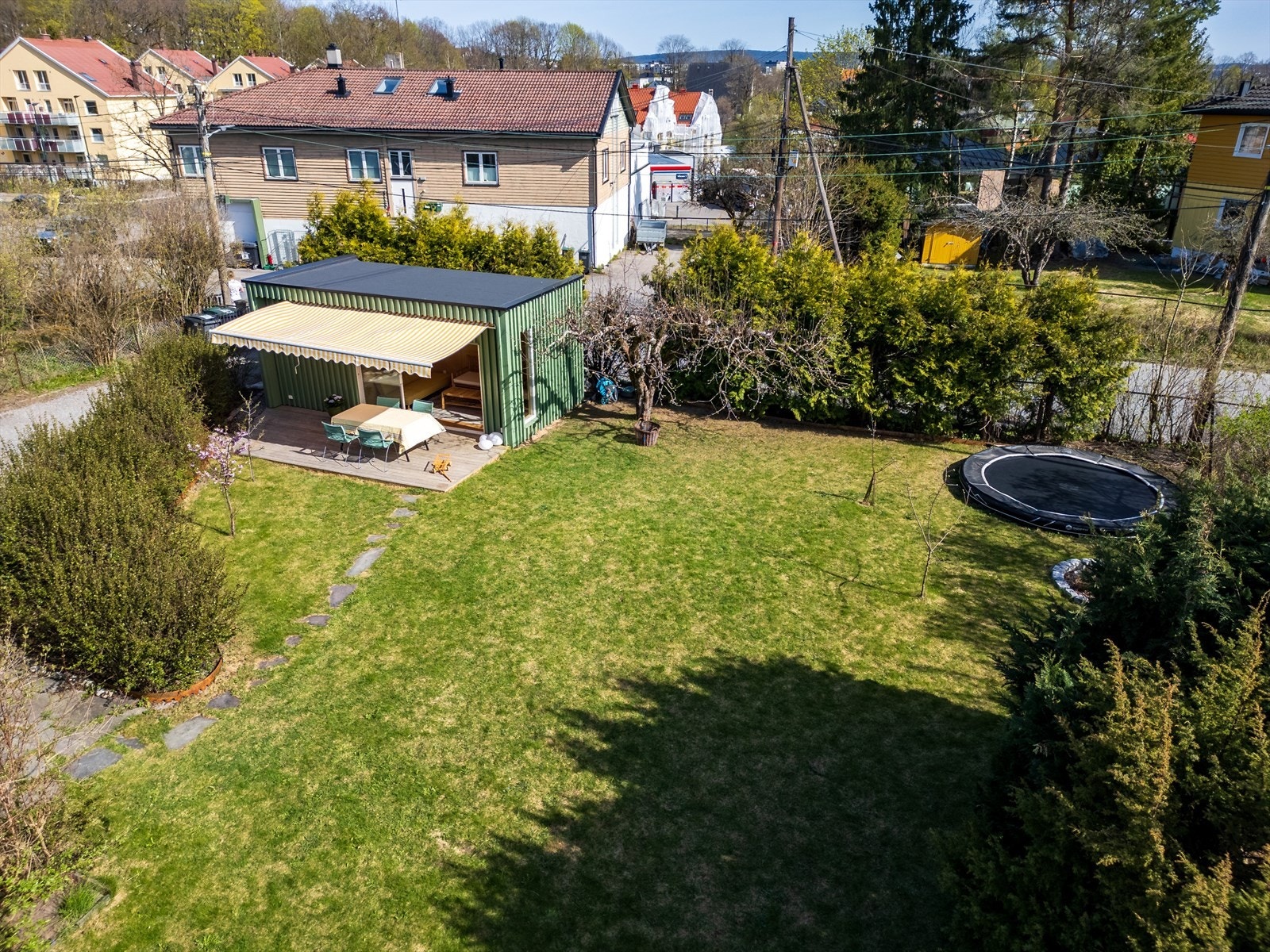 Nydelig opparbeidet hage med meget gode solforhold. Galleribilde