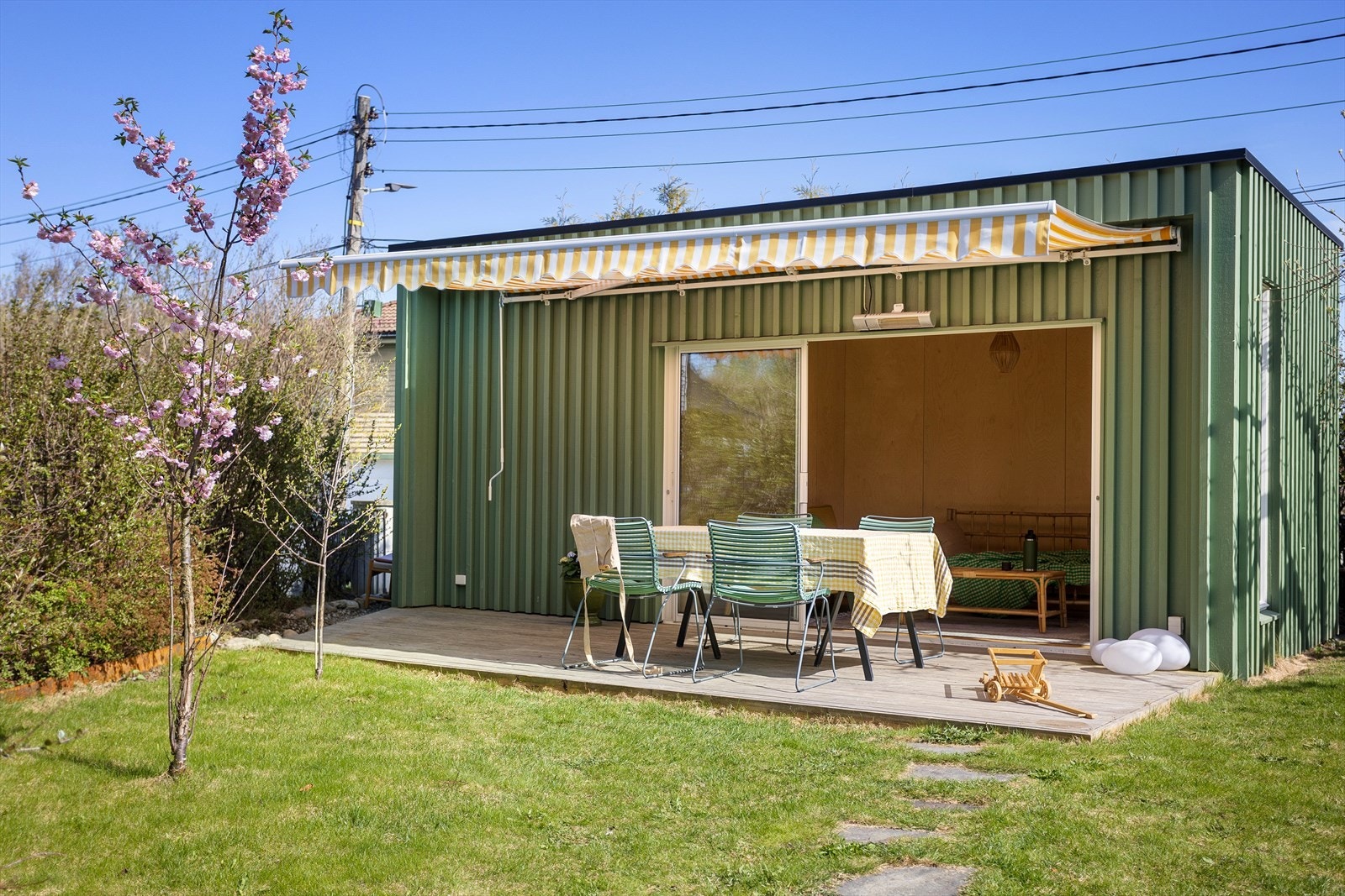 Praktisk hagestue med hobbyrom og en bod. Galleribilde