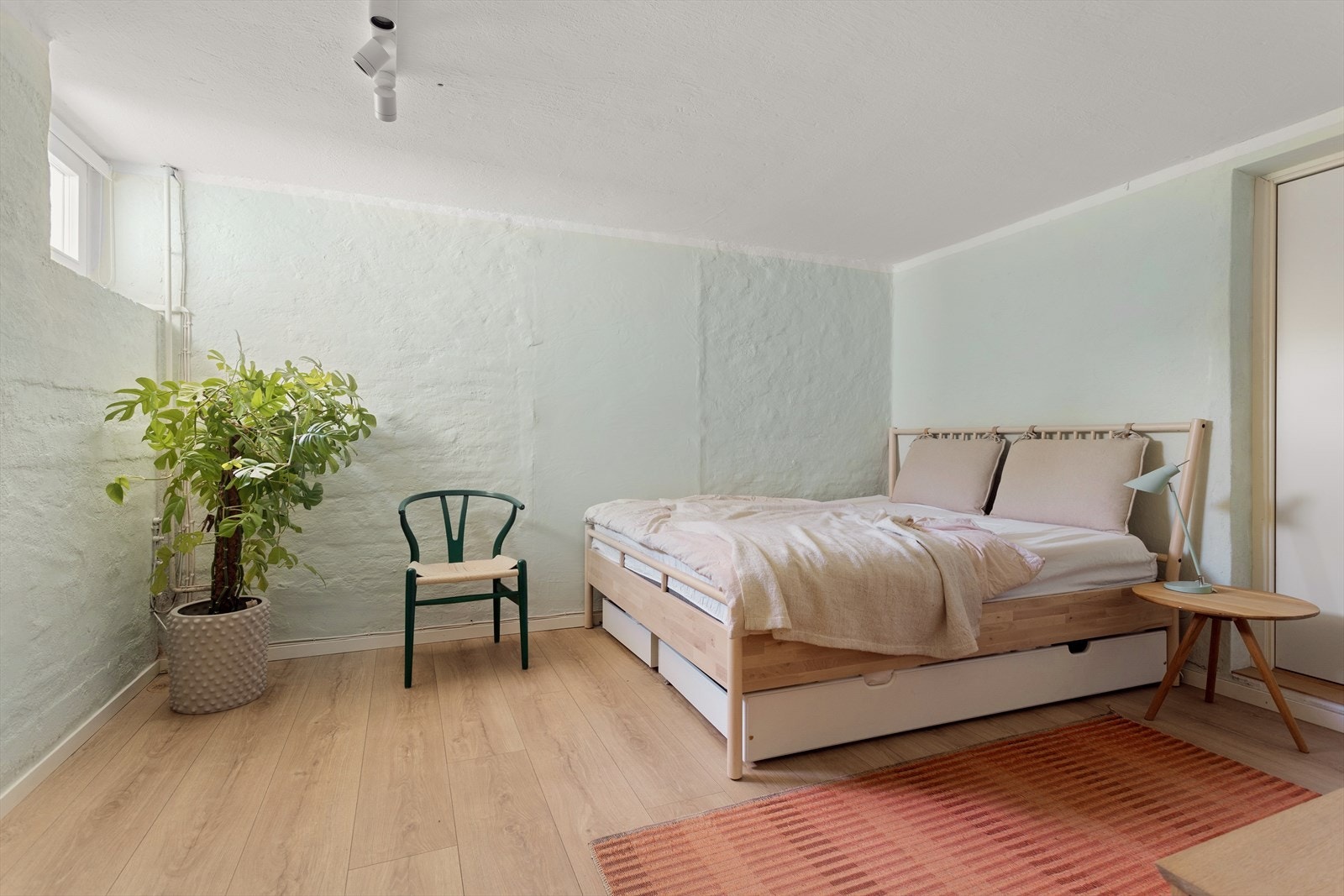 Kjelleren er bruksendret og er godkjent til varig opphold. Galleribilde