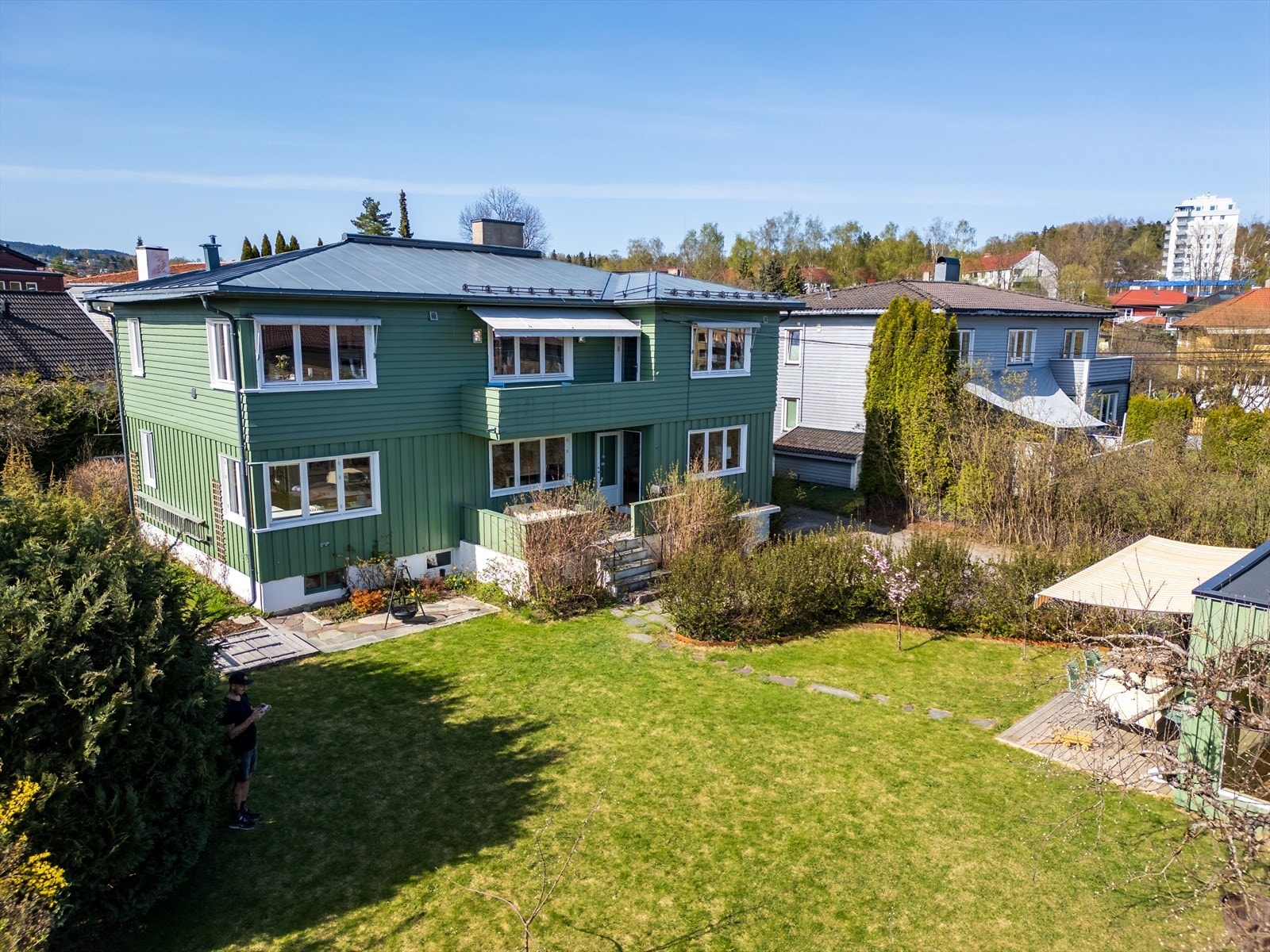 Velkommen til Nils Lauritssøns vei 50 - Dette er en påkostet tomannsbolig med høy standard og boligen går over 1 etg samt utbygget kjeller. Galleribilde