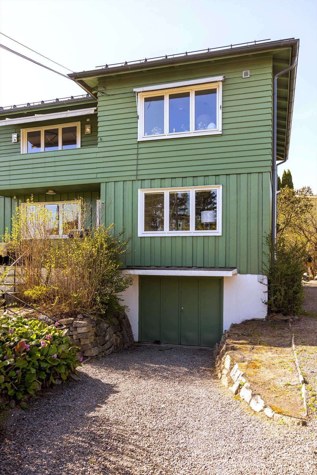 Garasje og biloppstillingsplass foran. Galleribilde