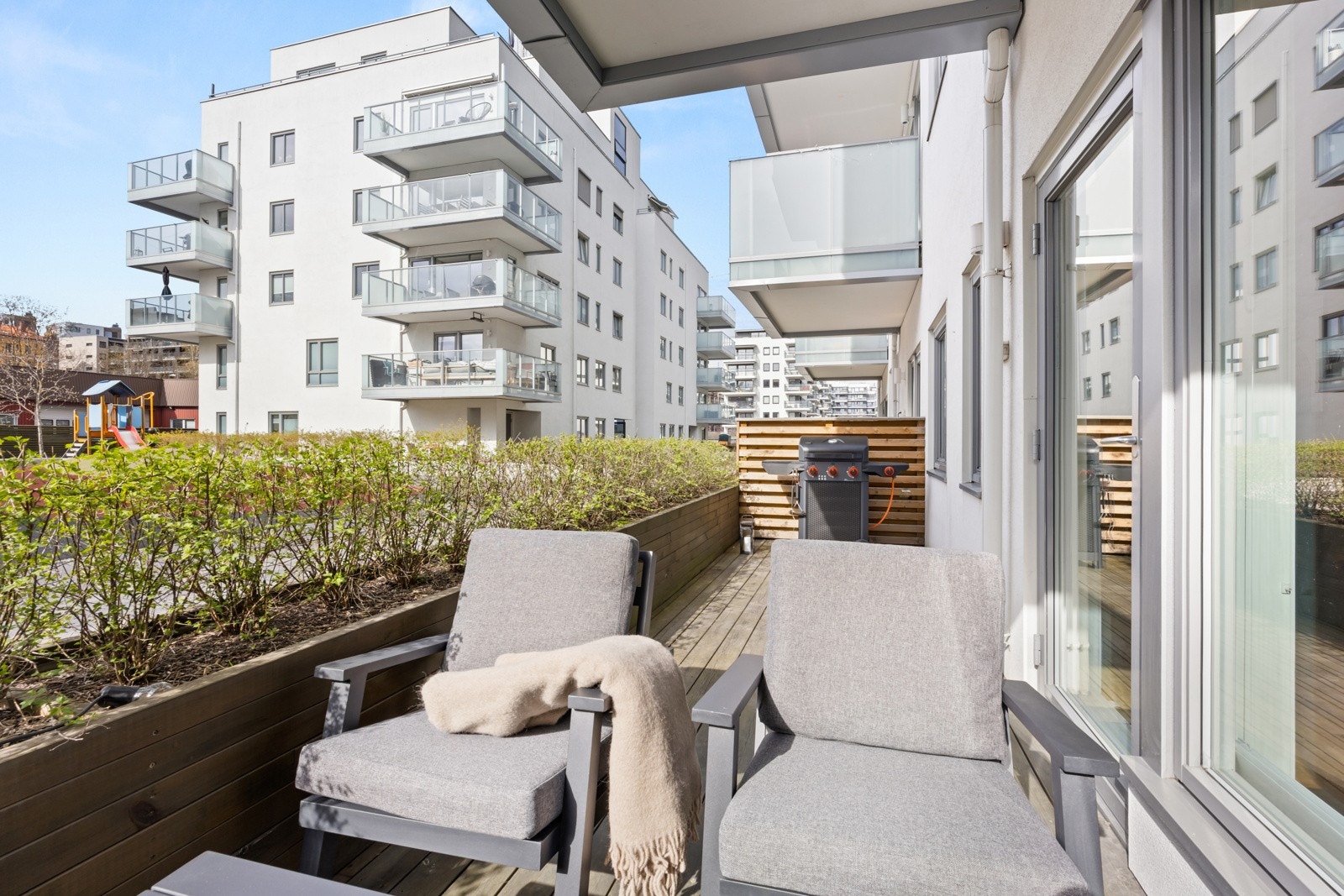 - Markterrassen er oppmålt til 14m2 og det er god plass til utemøbler, grill og beplantning. Gulvflate belagt med terrassebord. Levegg og blomsterkasse av treverk. Utebelysning og stikkontakt på vegg. - Galleribilde