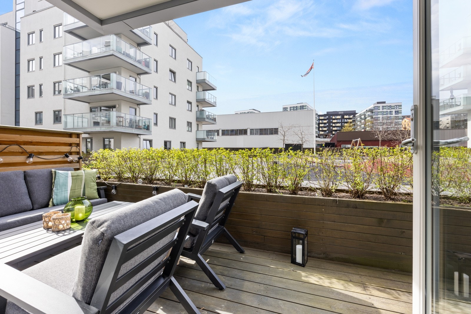 - Fra stuen er det utgang til solrik terrasse. - Galleribilde