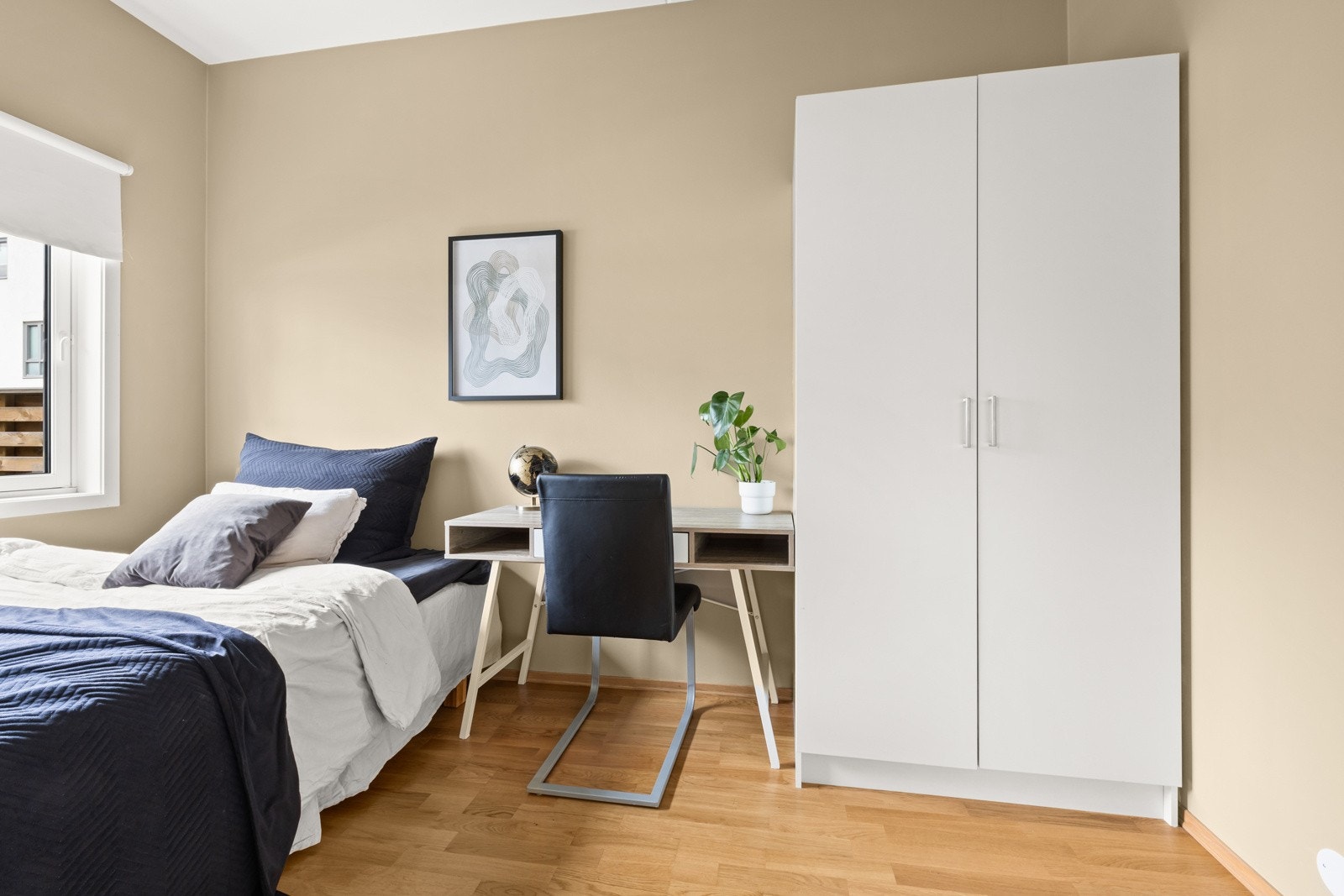 - Soverom II: Det er god plass til både seng, skrivebord og garderobe. - Galleribilde