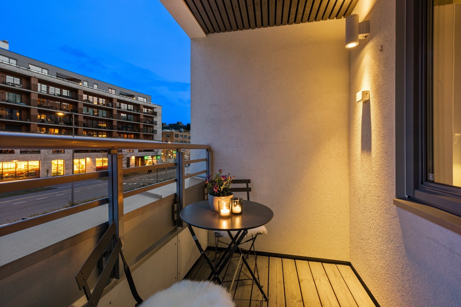 - Kveldsstemning på balkongen. - Galleribilde