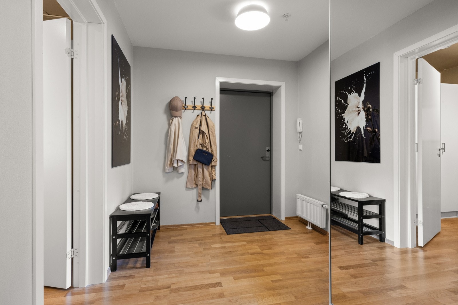 - God plass til sko og yttertøy. Det er egen inngangsdør med dørcalling til leiligheten. - Galleribilde