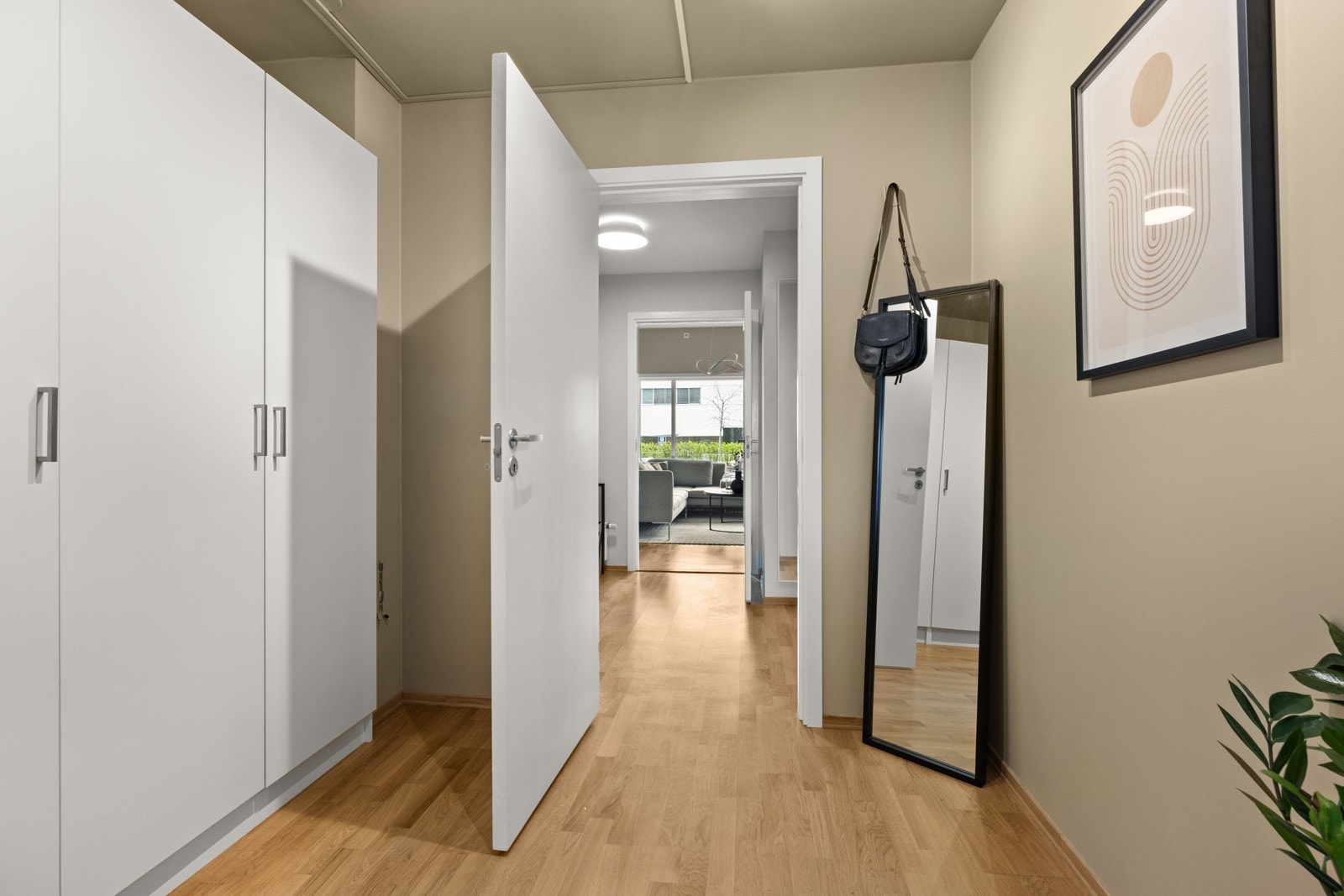 - Godt med skap- og lagringsplass i walk-in-closet/omkledningsrom mellom gangen og hovedsoverommet. - Galleribilde