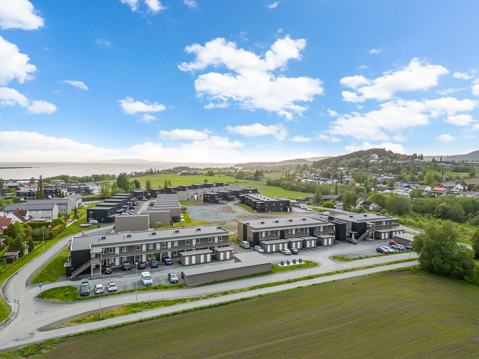 Sentrumsnær beliggenhet på Nestvoldjordet. Ca 2 km fra Verdal sentrum. Galleribilde