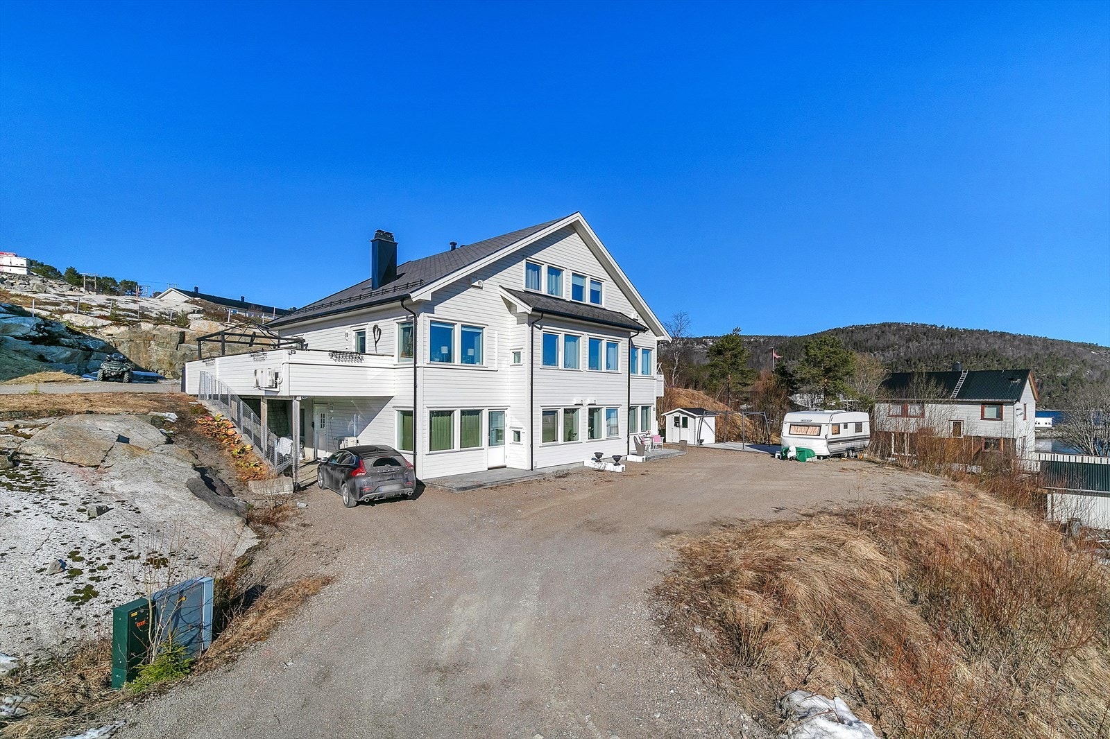 Det er godt med parkeringsplass på felles tomt Galleribilde