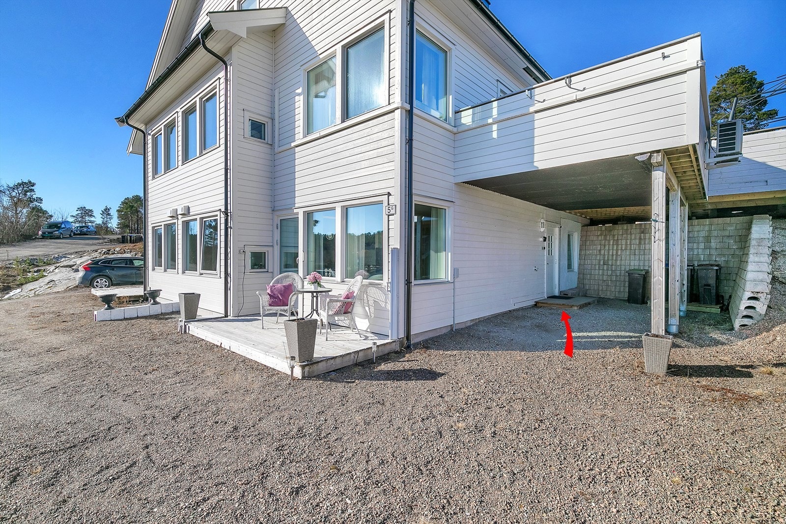 Det er lett adkomst til leiligheten, mulighet for å parkere i carport ved inngangen Galleribilde