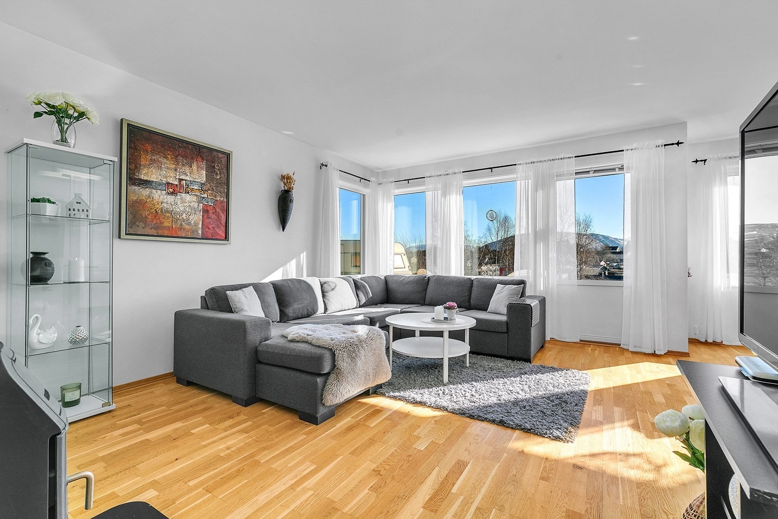 Stuen har god plass for møblering, her er det også utgang til terrasse Galleribilde