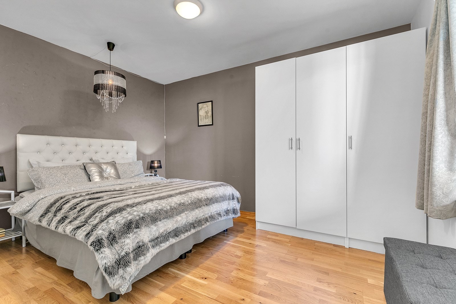 Soverom med garderobeskap Galleribilde