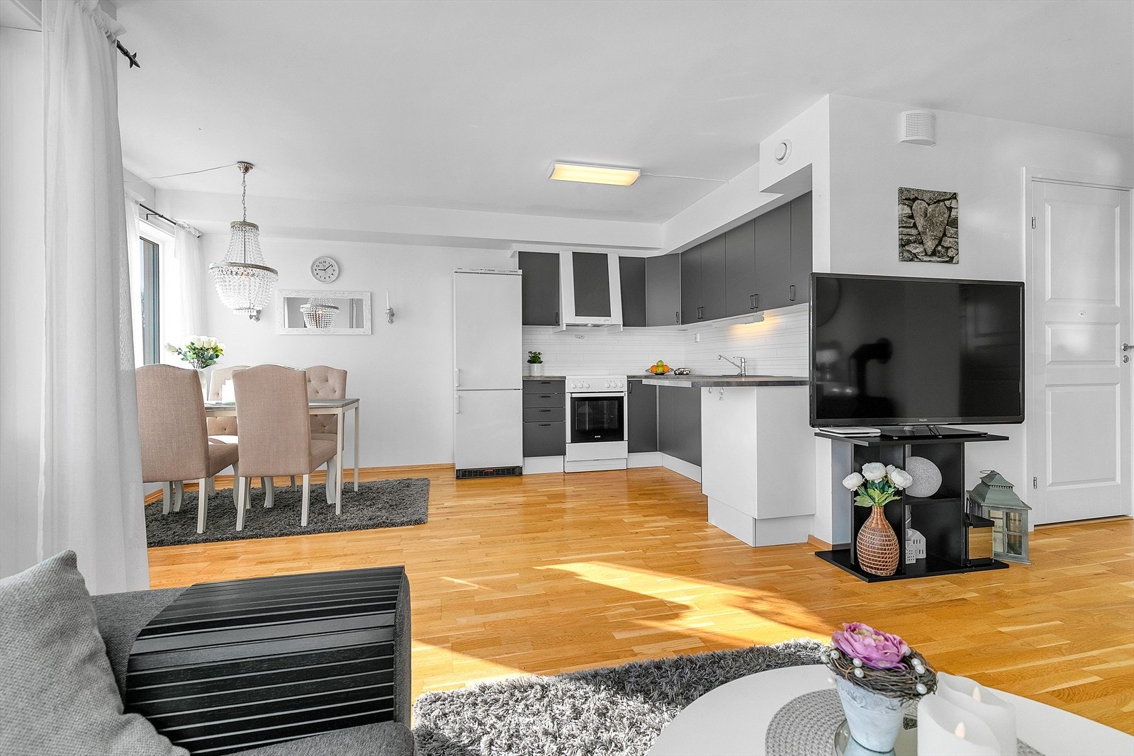 Åpen kjøkkenløsning mot stuen Galleribilde