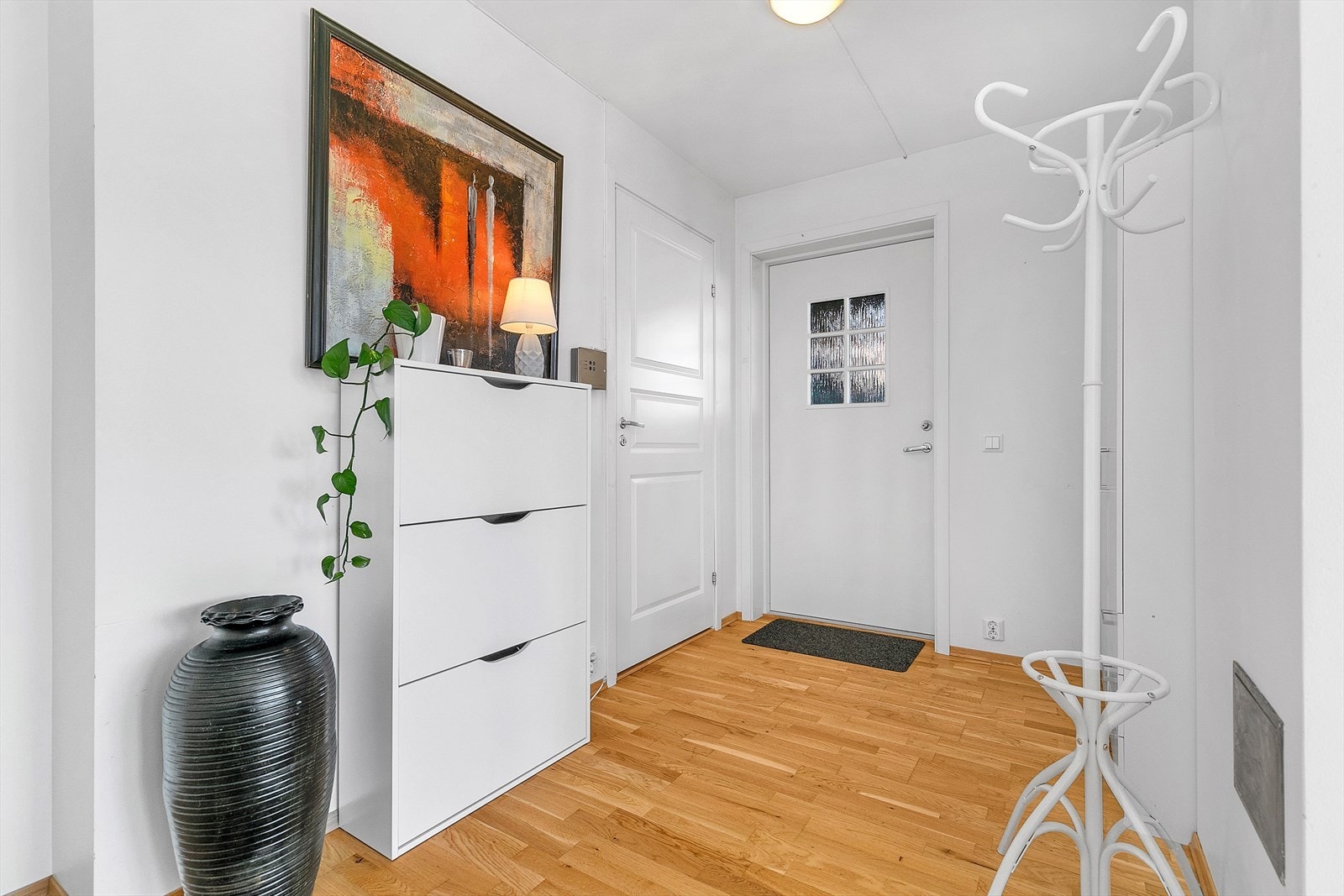 Romslig entré med god plass for oppbevaringer Galleribilde