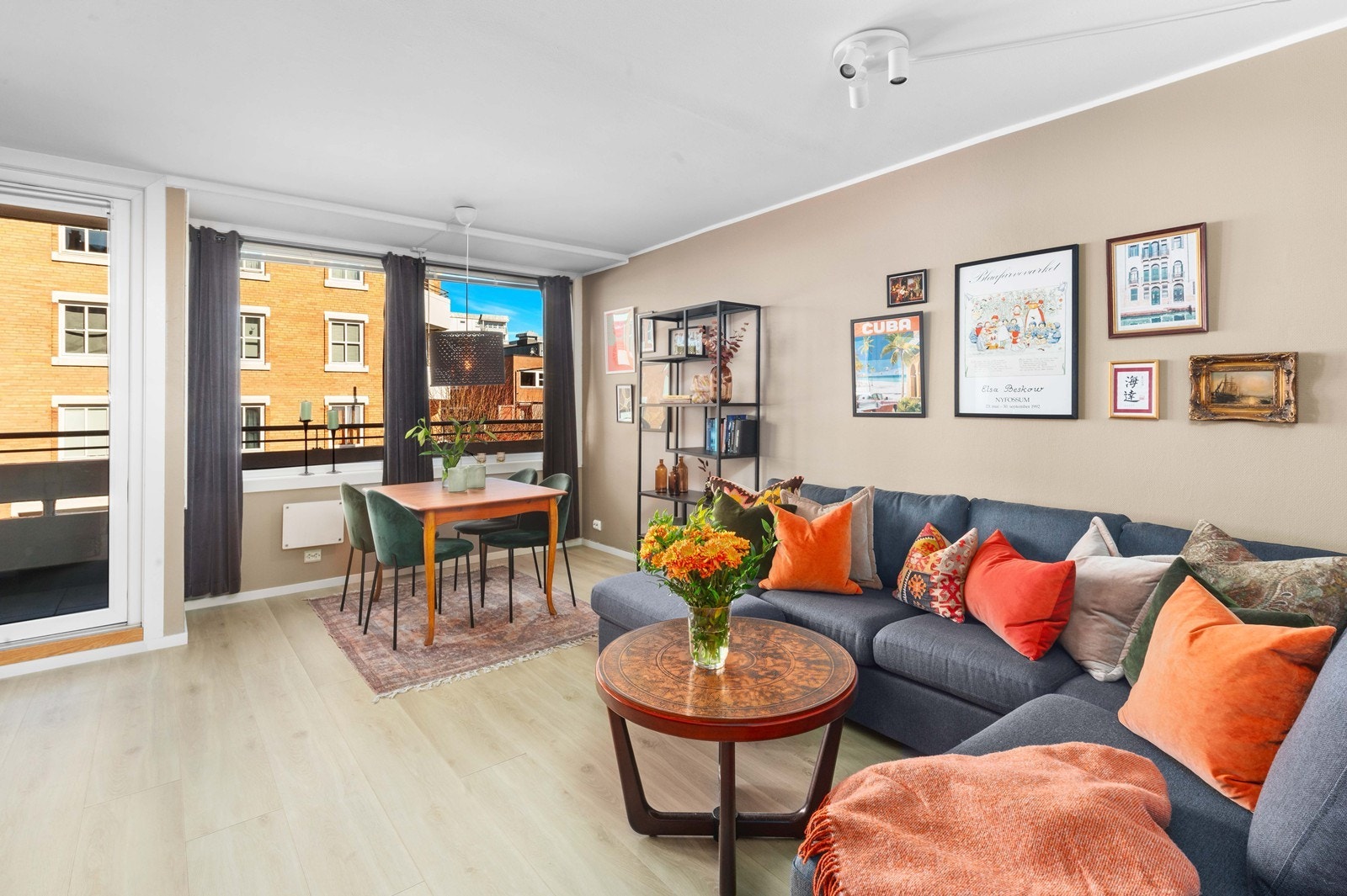 Plass til både spisebord og sofagruppe. Galleribilde