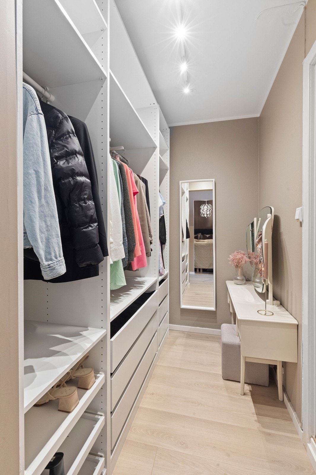Fra gang/entré er det videre inngang mellomgang med stort garderobeskap/walk in garderobe. Galleribilde