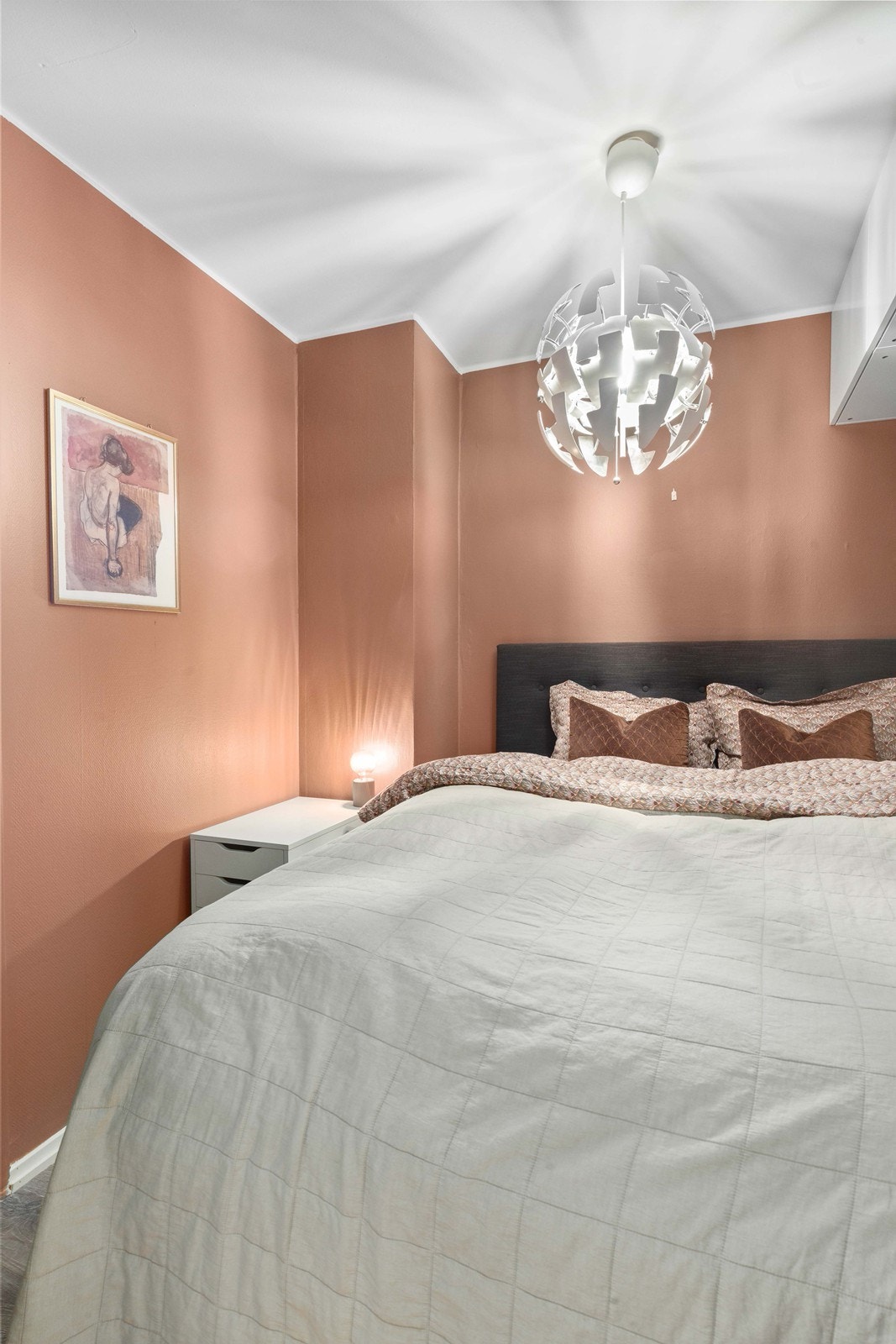 Inngang til sovealkove fra stue. I sovealkoven er det plass til 160cm seng. Galleribilde