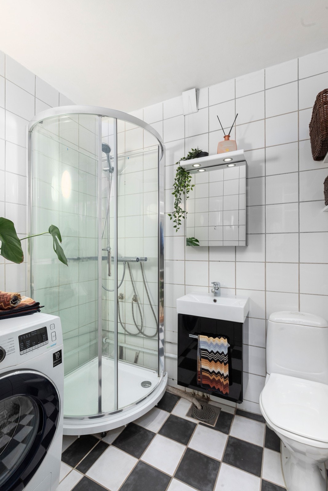 Badet har dusjkabinett, toalett og servant. Opplegg til vaskemaskin på bad. Galleribilde