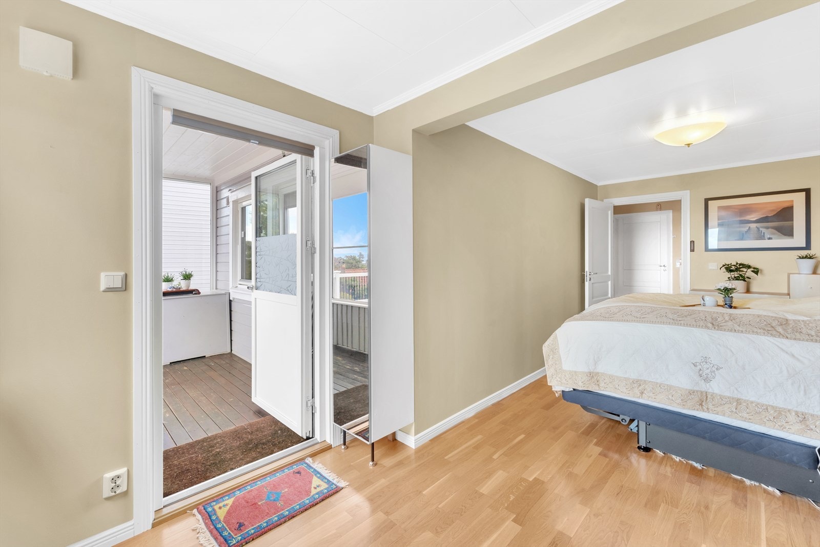Herfra er det utgang til en delvis innglasset terrasse på ca.34m². Galleribilde