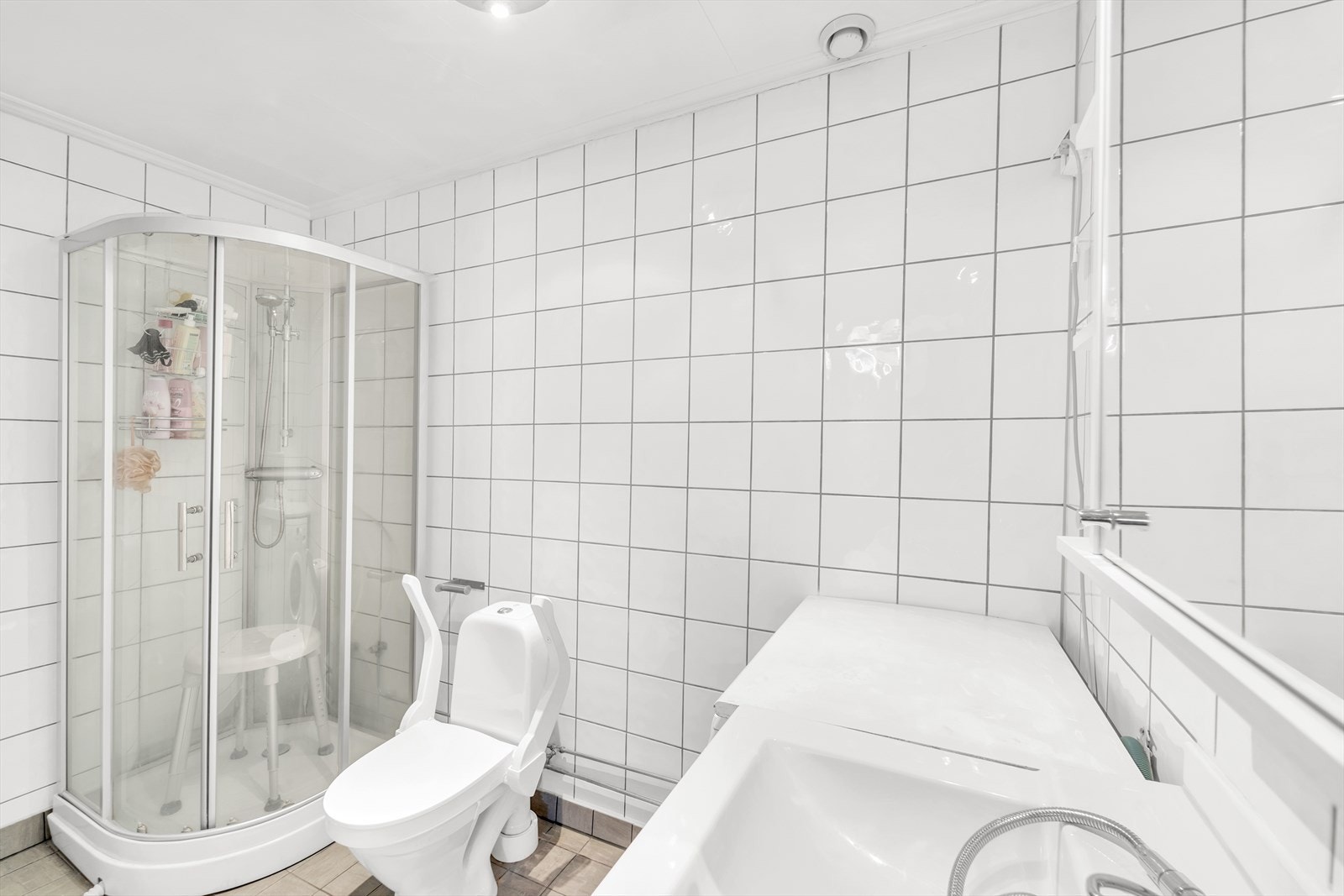 Badet ble pusset opp i 2011, og har varmekabler i gulv og opplegg for vaskemaskin. Galleribilde