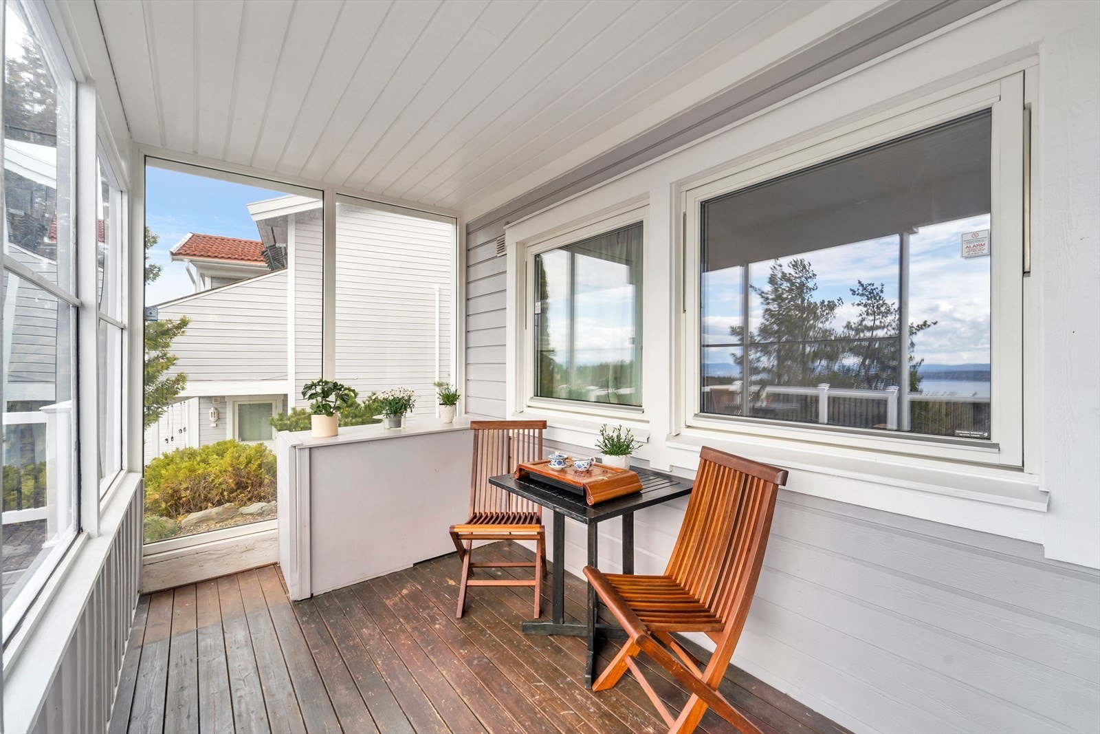 Pent og koselig inngangsparti med terrasse på ca. 9 m². Galleribilde
