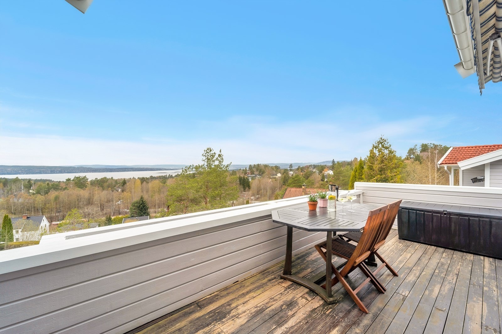 Balkongen er på ca. 14 m², og har en fantastisk utsikt over fjorden. Galleribilde