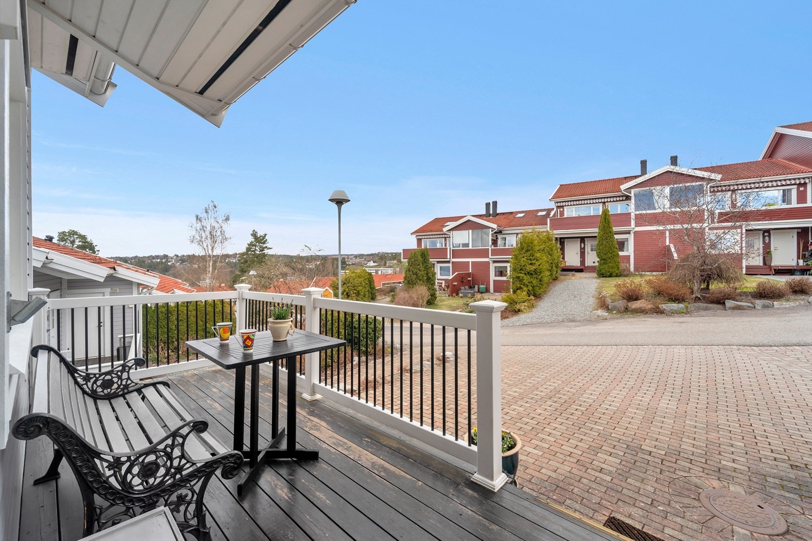 Pent opparbeidet gårdsplass med belegningssten. Galleribilde